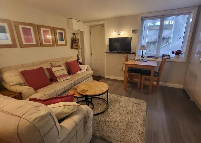 The Den, 2 Mins Chelt High Street, John Lewis Etc