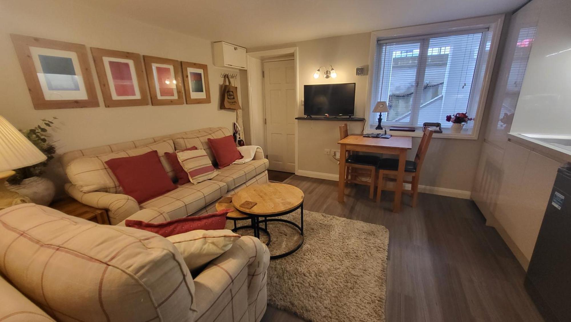 The Den, 2 Mins Chelt High Street, John Lewis Etc Apartment